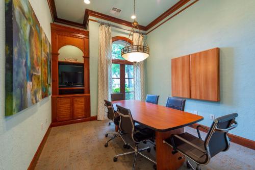 Luxury Fully Furnished Apartments by NASA and Kemah Boardwalk in Clear Lake