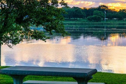 Luxury Fully Furnished Apartments by NASA and Kemah Boardwalk - image 3