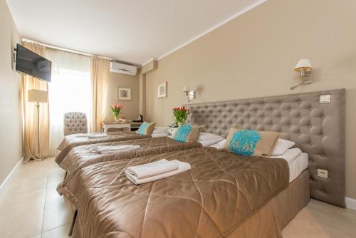 1 queen bed, 1 twin bed