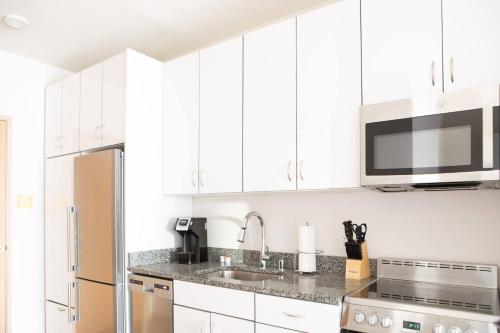 Flexhome East Side Studio R6 - Brady Fiserv Balcony in Milwaukee, USA