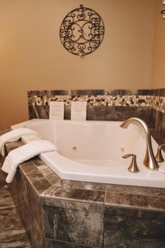 Sojourner's Lodge & Log Cabin Suites in Canton City Center