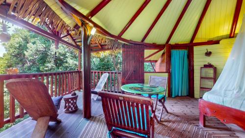 Hutte Karaib Reve de Robinson Une cabane perchee au cœur de la nature tropicale in แตเร่ เดอ โอ