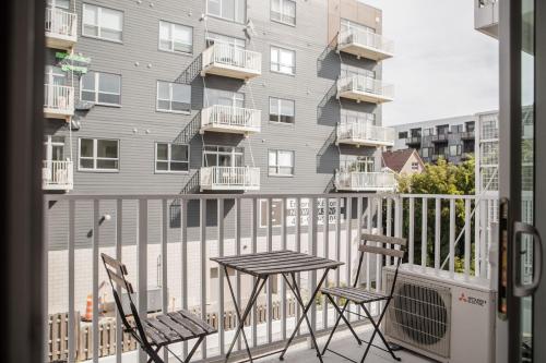 Flexhome East Side Studio R6 - Brady Fiserv Balcony in Milwaukee, USA
