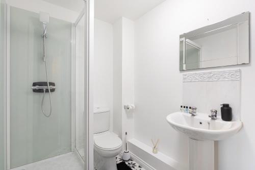 Deluxe Central Windsor Apartment with Free Parking, 4 mins to Windsor Castle and Legoland, 10 mins to Ascot and 12 mins to Heathrow London, Windsor (zdjęcie 7)