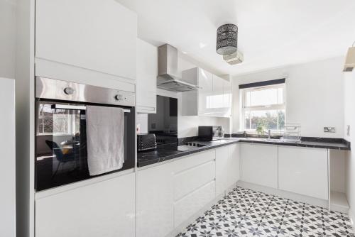 Deluxe Central Windsor Apartment with Free Parking, 4 mins to Windsor Castle and Legoland, 10 mins to Ascot and 12 mins to Heathrow London, Windsor (zdjęcie 9)