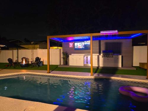 Sleeps 17! Beach & Heated Pool, 10 minutes to all Tampa attraction! in Tampa, USA