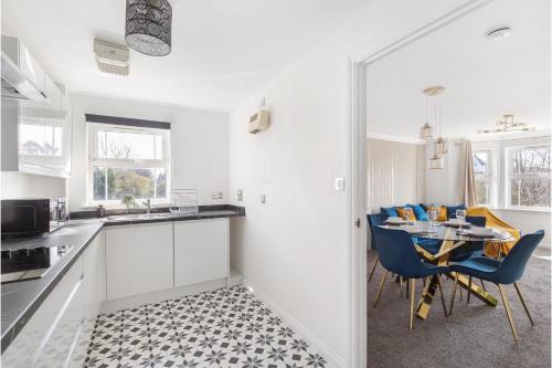 Deluxe Central Windsor Apartment with Free Parking, 4 mins to Windsor Castle and Legoland, 10 mins to Ascot and 12 mins to Heathrow London, Windsor (zdjęcie 10)