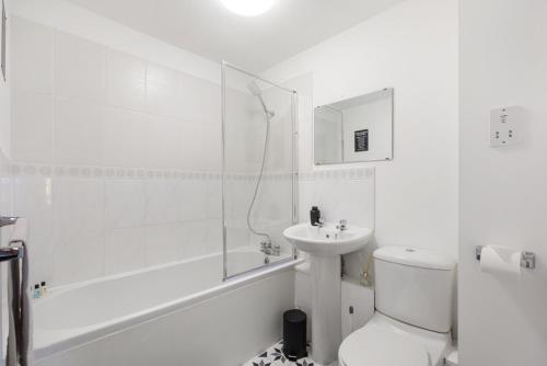Deluxe Central Windsor Apartment with Free Parking, 4 mins to Windsor Castle and Legoland, 10 mins to Ascot and 12 mins to Heathrow London, Windsor (zdjęcie 8)