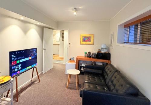 Spacious & Secluded Bush-View Suite in Kohimarama, Auckland (photo 4)