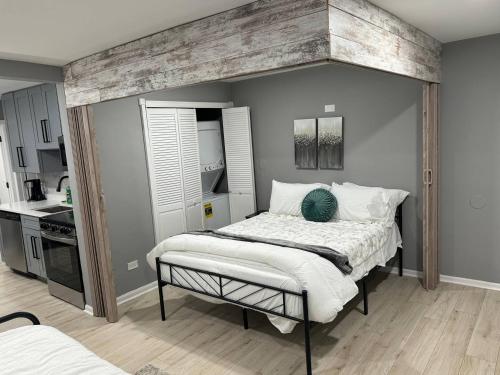 Convenient Mid and Extended Stay Near Airport detail