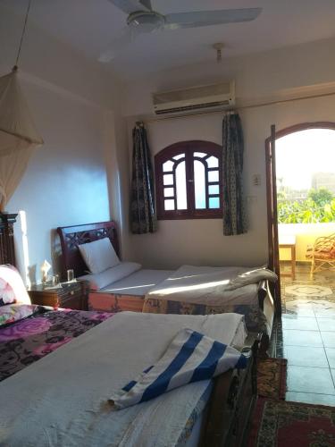 1 king bed, 1 double bed, 2 twin beds