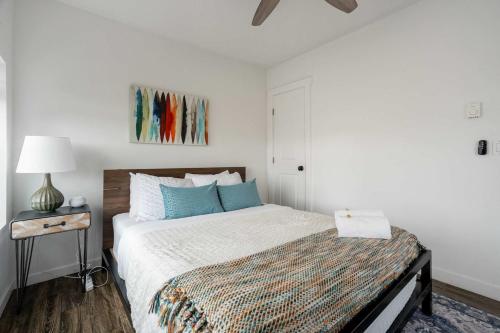 Modern Edge Cozy & Stylish Downtown Retreat thumb 2