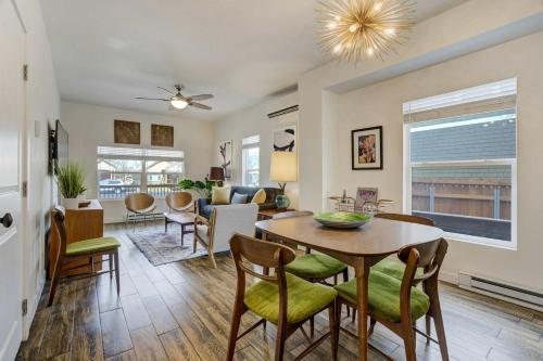 Modern Edge Cozy & Stylish Downtown Retreat thumb 3