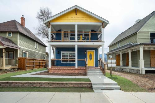 Modern Edge Cozy & Stylish Downtown Retreat detail