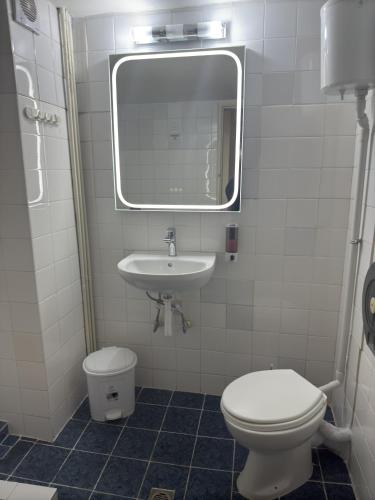 Twin Room with Balcony image 1