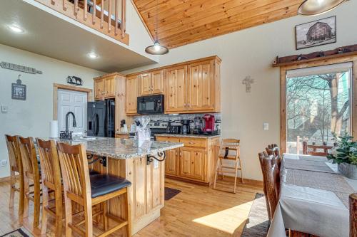 Cleveland Cabin with Pool, Hot Tub and Mountain Views! in Cleveland, USA