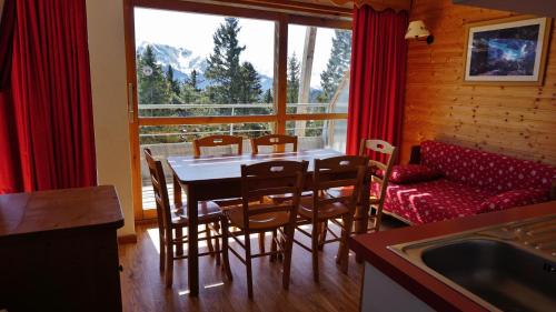 Two-Bedroom Apartment (6 Adults) with Mountain View