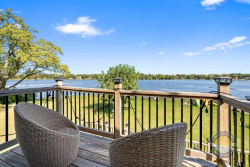 Cross Lake Retreat with Hot Tub & Stunning Views in 安提阿