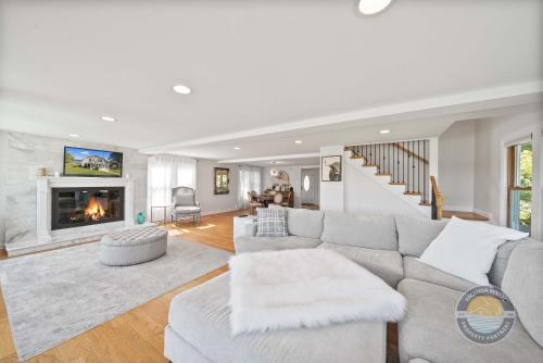 Cross Lake Retreat with Hot Tub & Stunning Views in 安提阿