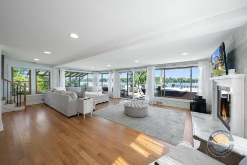 Cross Lake Retreat with Hot Tub & Stunning Views in 安提阿