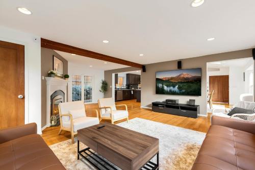 ห้องส่วนกลางสำหรับนั่งเล่น/ดูทีวี, Ultimate Group Getaway Near Ferry, Hot Tub and Games in มูกิลเตโอ (WA)