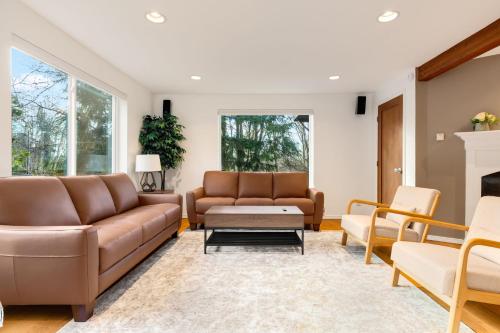 ห้องส่วนกลางสำหรับนั่งเล่น/ดูทีวี, Ultimate Group Getaway Near Ferry, Hot Tub and Games in มูกิลเตโอ (WA)