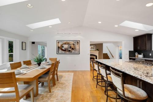 ห้องครัว, Ultimate Group Getaway Near Ferry, Hot Tub and Games in มูกิลเตโอ (WA)