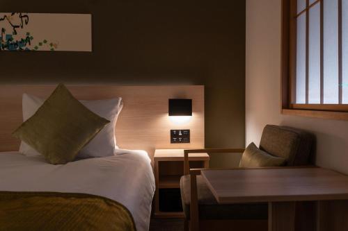 Standard Twin Room image 10
