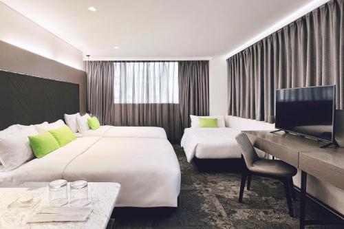 1 queen bed, 2 twin beds