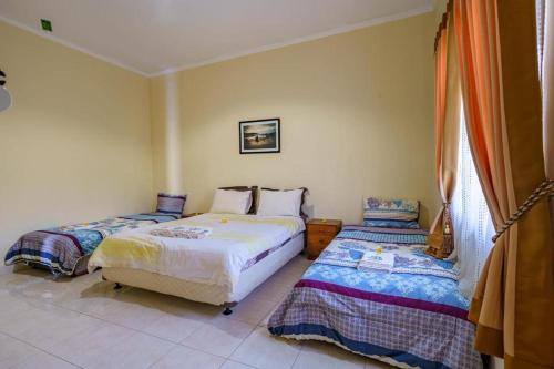 1 queen bed, 2 twin beds