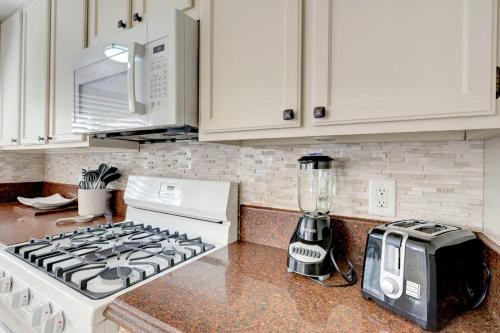 Beautiful Renovated 4BR w Pool