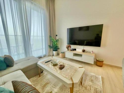Chic & Serene 1br Apt Balcony, Pool & Parking, Dubai (foto 9)