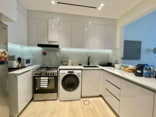 Chic & Serene 1br Apt Balcony, Pool & Parking, Dubai (foto 4)