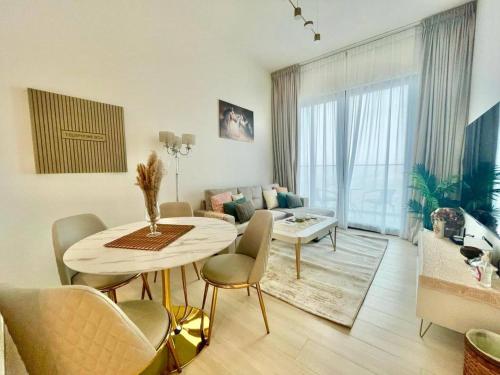 Chic & Serene 1br Apt Balcony, Pool & Parking, Dubai (foto 5)