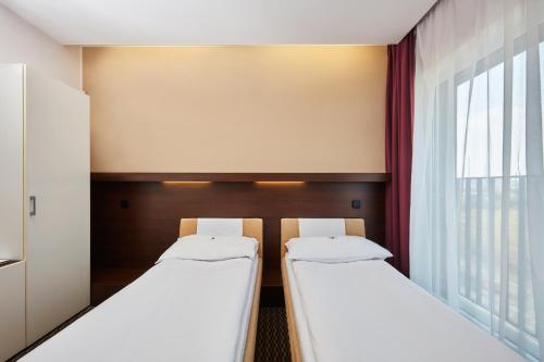 2 twin beds
