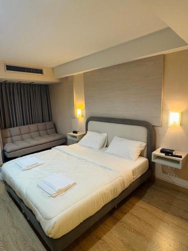 Inspire place rama9 Modern Condo near Rajamangala Stadium Pool and Gym, Bangkok