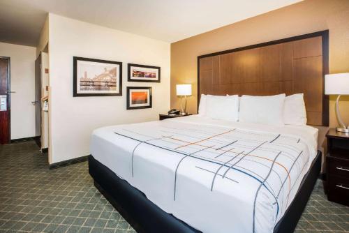 King Room room in La Quinta Inn & Suites by Wyndham Portland Airport