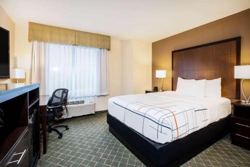 Queen Room - Disability Access room in La Quinta Inn & Suites by Wyndham Portland Airport