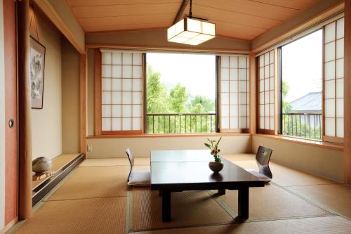 Kappo Ryokan Shiroyama和室　スーペリア