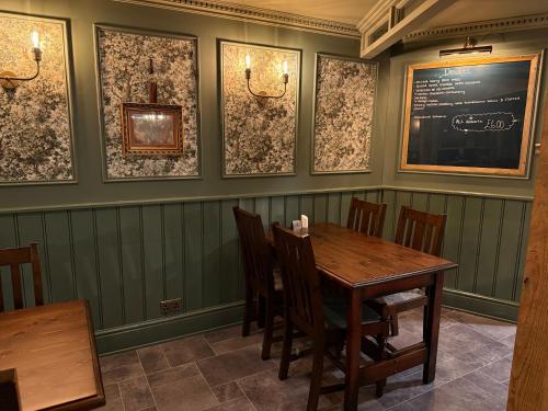 Tyacks Hotel - main image