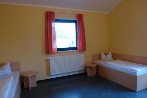 2 twin beds
