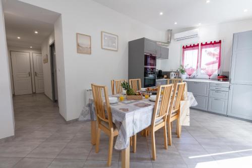 La Janette, charmante villa 6-8 pers avec une situation idéale, proche des plages et du littoral - 주방