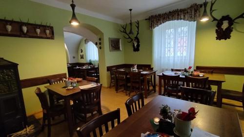 ห้องอาหาร, Lovecký zámek Karlštejn (Lovecky zamek Karlstejn) in สวราทัช