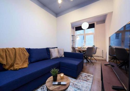 Central Apartment Above Lively Bar in Busy Street 3