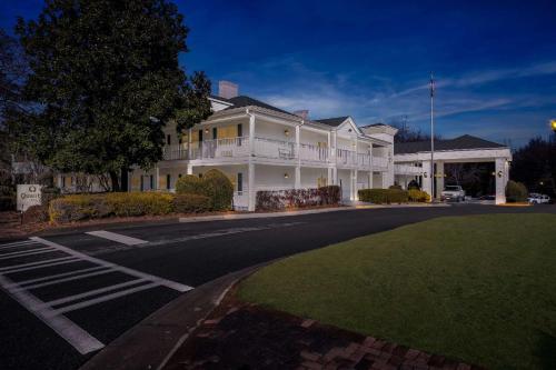 Quality Inn Fayetteville Near Historic Downtown Square - image 11