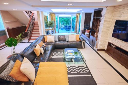 Spacious 2Floor Villa - big group - prime location - image 11