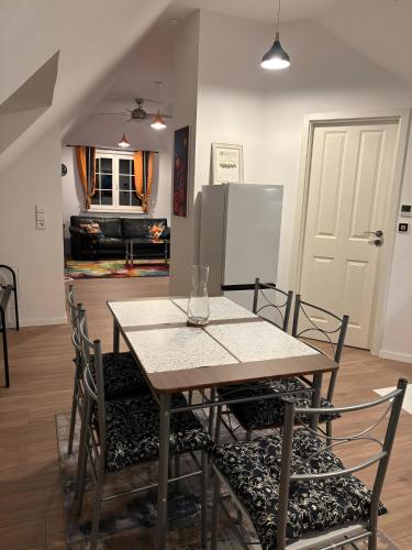 外部景觀, Good Habits in 恩斯廷根