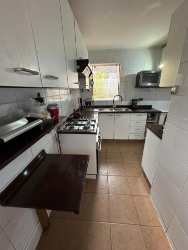 Habitacion con medio baño privado