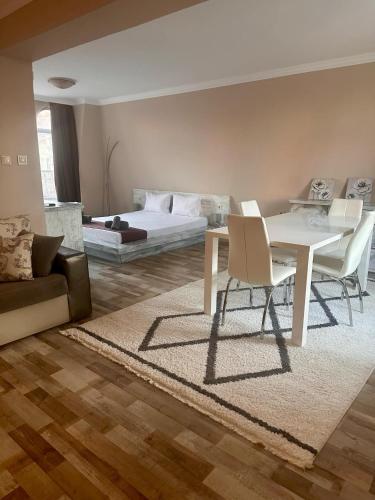 Hotel Oppium Restaurant & Garden - image 13