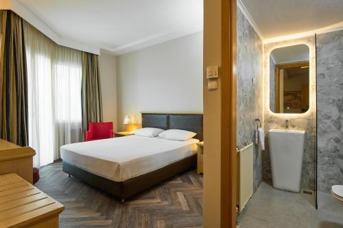 Iris Hotel - image 11